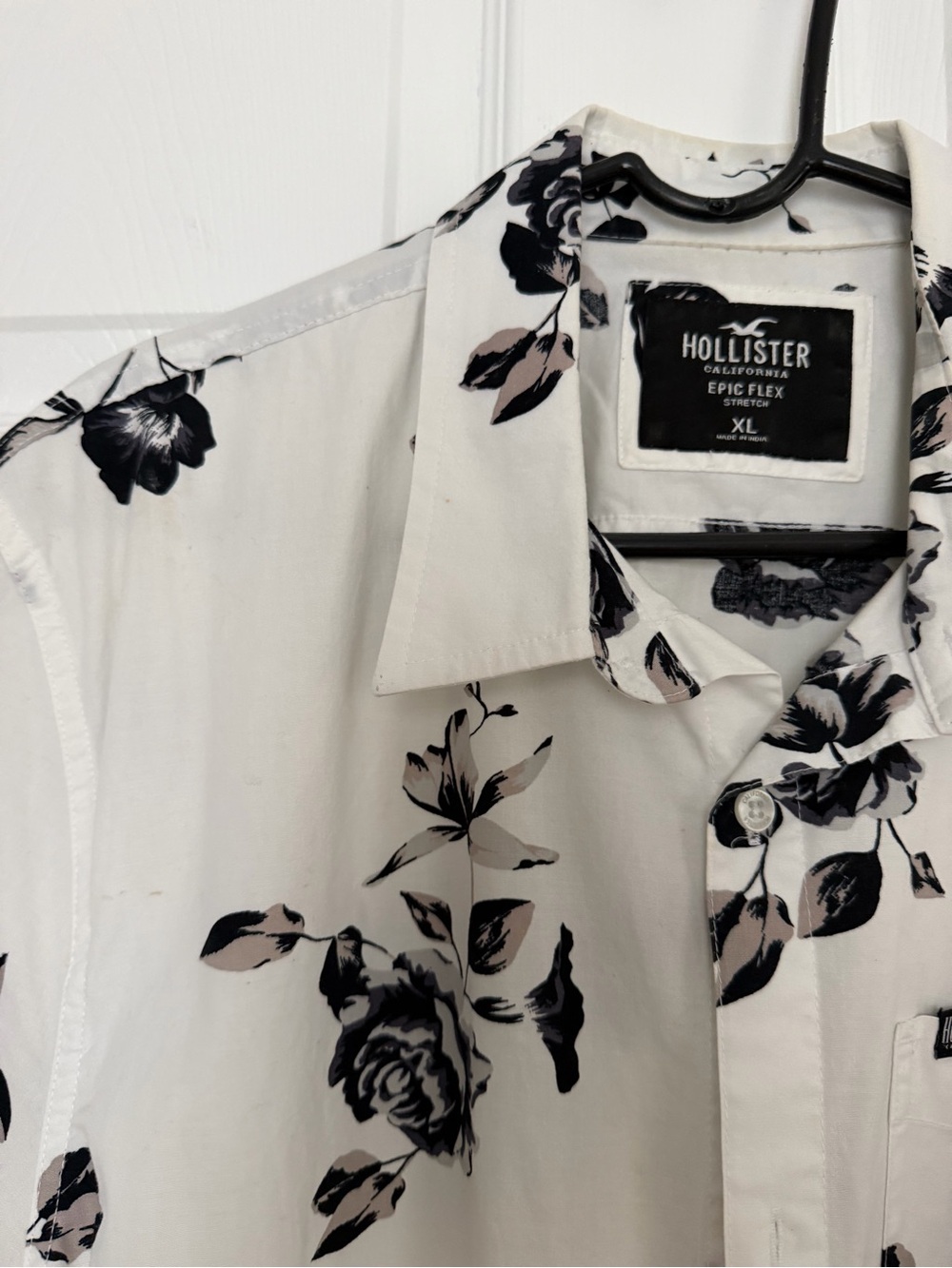 Hollister White Short-Sleeve Button-Up Shirt with Black Floral Print - Picture 2 of 5